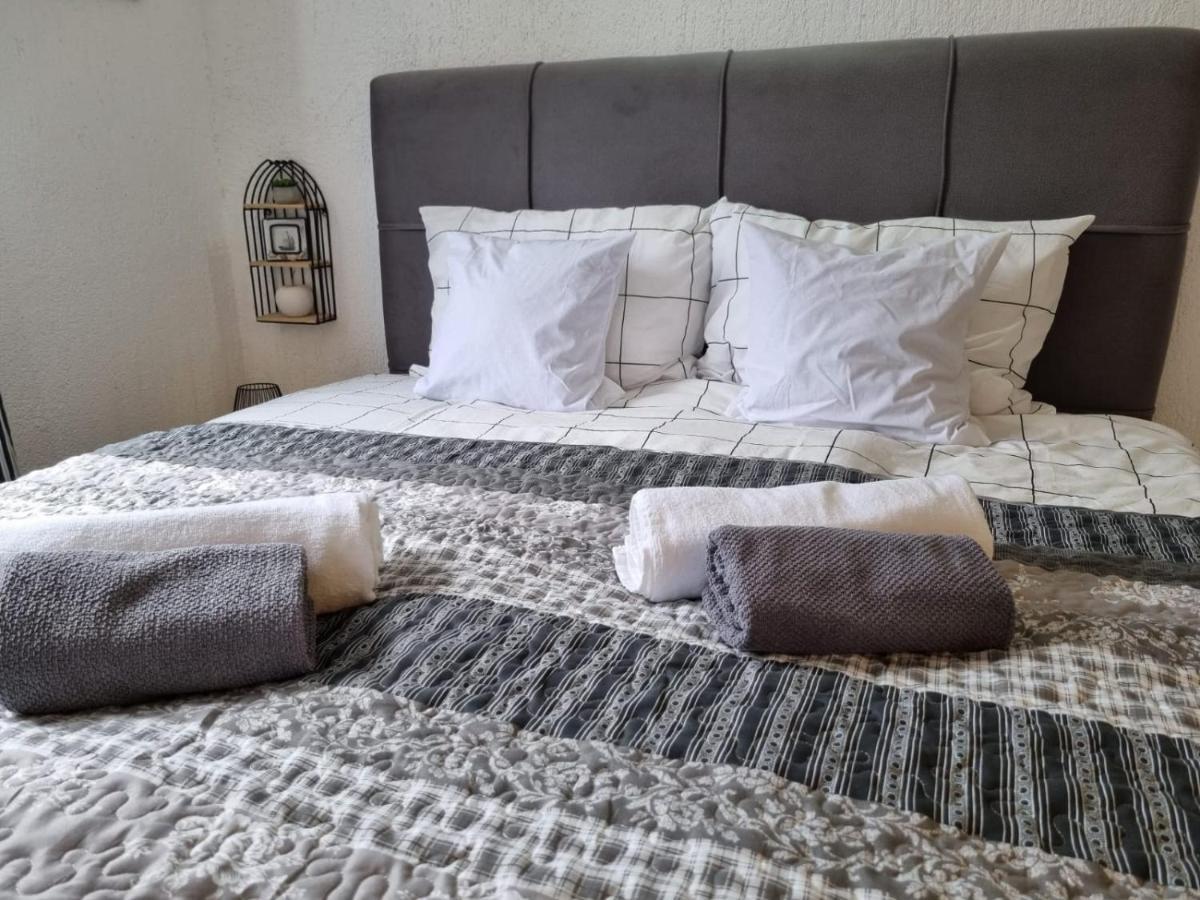 Apartmani 'Cvit' Karlobag Ngoại thất bức ảnh